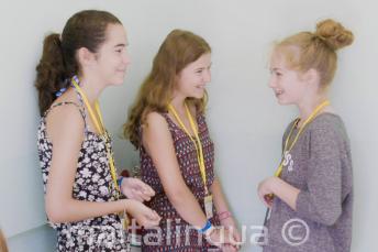 Mánáid prográmma oahppit hupmába nuorra skuvllas